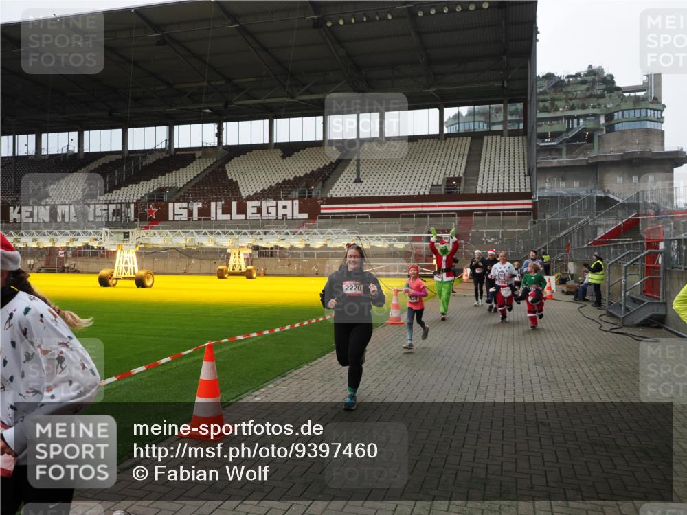 07.12.2025 - St. Pauli X-Mass-Run No. 15 Fabian Wolf http://msf.ph/oto/9397460 07.12.2025 10:45:20 Ziel 82, 401, 430, 467, 631, 636, 1096, 1245, 1415, 1419, 1546, 2086, 2158, 2220, 2355, 2356, 2524, 2525, 2535, 2926, 2934, 3350 meine-sportfotos.de