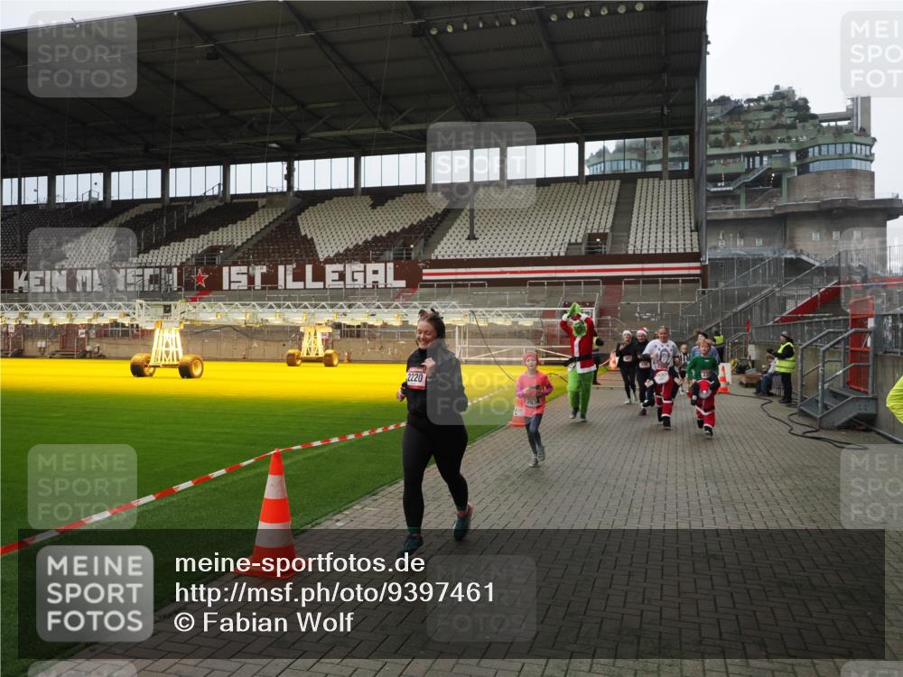07.12.2025 - St. Pauli X-Mass-Run No. 15 Fabian Wolf http://msf.ph/oto/9397461 07.12.2025 10:45:21 Ziel 82, 401, 430, 467, 631, 636, 1096, 1245, 1419, 2086, 2158, 2220, 2355, 2356, 2524, 2525, 2535, 2926, 2934, 3350 meine-sportfotos.de