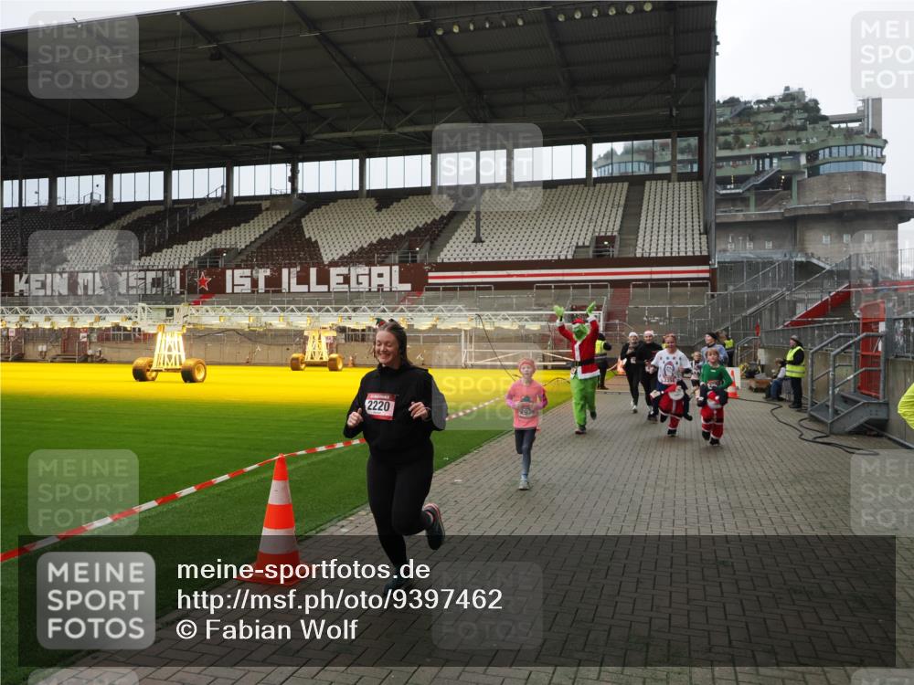 07.12.2025 - St. Pauli X-Mass-Run No. 15 Fabian Wolf http://msf.ph/oto/9397462 07.12.2025 10:45:21 Ziel 82, 401, 430, 467, 631, 636, 1096, 1245, 1419, 2086, 2158, 2220, 2355, 2356, 2524, 2525, 2535, 2926, 2934, 3350 meine-sportfotos.de