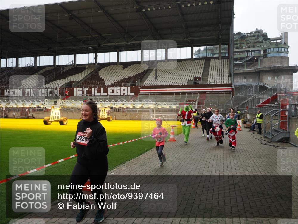 07.12.2025 - St. Pauli X-Mass-Run No. 15 Fabian Wolf http://msf.ph/oto/9397464 07.12.2025 10:45:21 Ziel 82, 401, 430, 467, 631, 636, 1096, 1245, 1419, 2086, 2158, 2220, 2355, 2356, 2524, 2525, 2535, 2926, 2934, 3350 meine-sportfotos.de