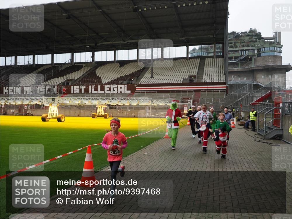 07.12.2025 - St. Pauli X-Mass-Run No. 15 Fabian Wolf http://msf.ph/oto/9397468 07.12.2025 10:45:22 Ziel 82, 401, 430, 467, 631, 636, 1096, 1245, 2086, 2158, 2220, 2355, 2356, 2524, 2525, 2535, 2926, 2934, 3350 meine-sportfotos.de