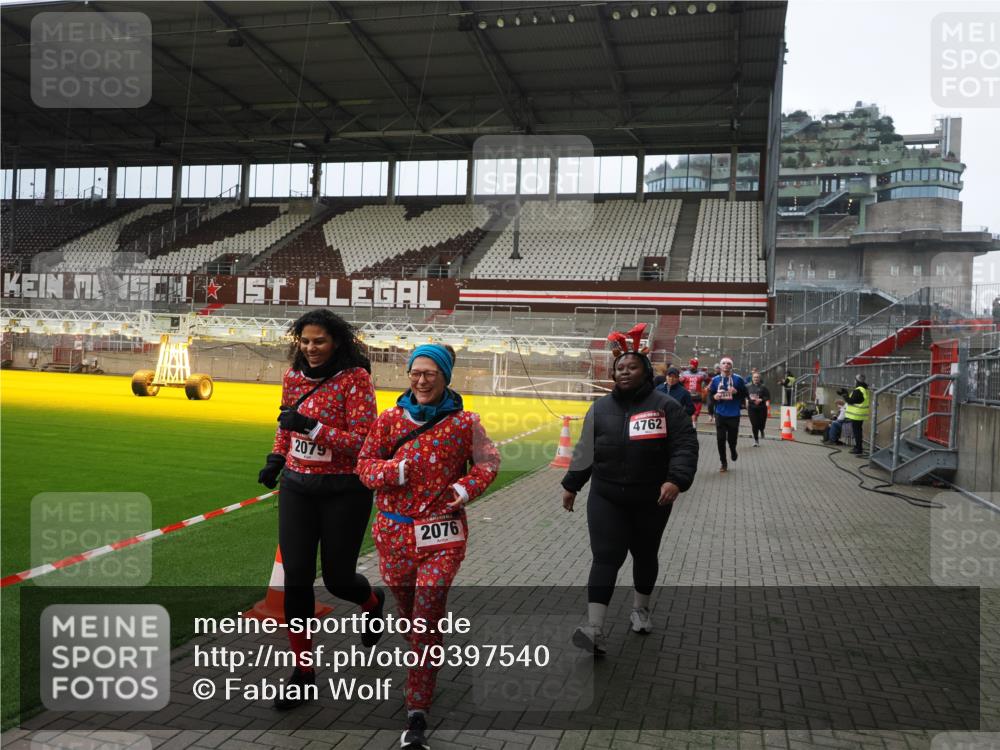 07.12.2025 - St. Pauli X-Mass-Run No. 15 Fabian Wolf http://msf.ph/oto/9397540 07.12.2025 10:45:54 Ziel 1041, 1715, 2076, 2079, 2080, 2089, 2218, 2324, 2326, 2423, 2733, 2734, 3835, 3838, 4616, 4619, 4620, 4762 meine-sportfotos.de