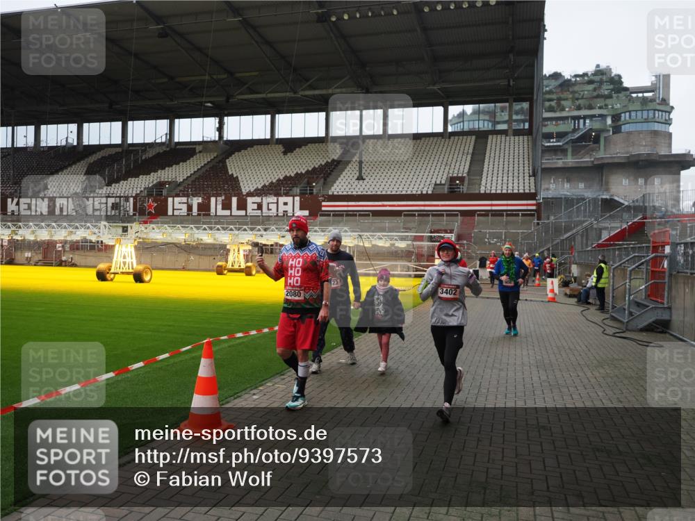 07.12.2025 - St. Pauli X-Mass-Run No. 15 Fabian Wolf http://msf.ph/oto/9397573 07.12.2025 10:46:01 Ziel 908, 1041, 1094, 1715, 2076, 2079, 2080, 2089, 2423, 2733, 2734, 4616, 4619, 4620 meine-sportfotos.de