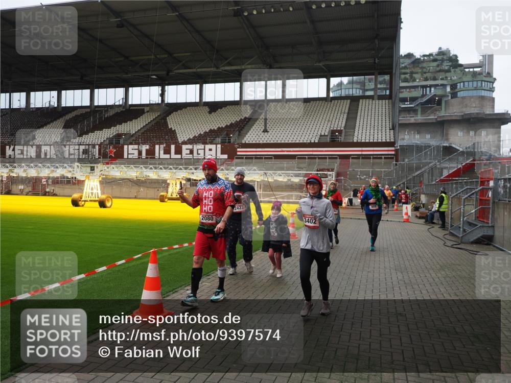 07.12.2025 - St. Pauli X-Mass-Run No. 15 Fabian Wolf http://msf.ph/oto/9397574 07.12.2025 10:46:02 Ziel 178, 183, 908, 1041, 1094, 1715, 1955, 2076, 2079, 2080, 2089, 2334, 2423, 2733, 2734, 4616, 4619, 4620 meine-sportfotos.de