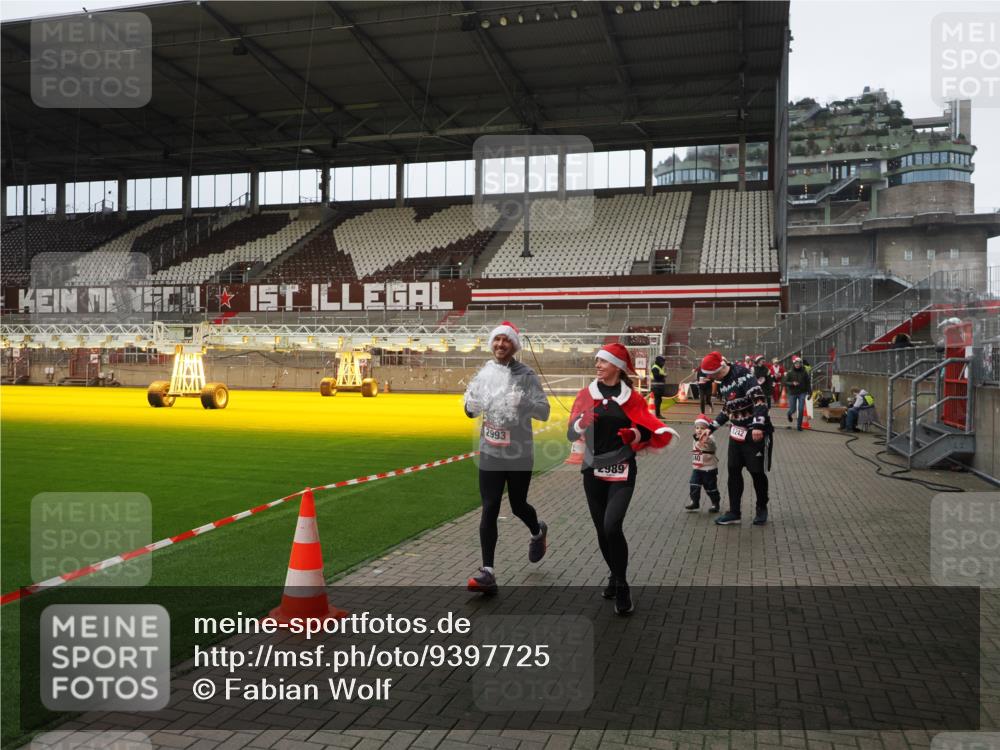 07.12.2025 - St. Pauli X-Mass-Run No. 15 Fabian Wolf http://msf.ph/oto/9397725 07.12.2025 10:46:45 Ziel 58, 81, 221, 921, 1242, 2488, 2536, 2965, 2989, 2993, 2998, 3001, 4593 meine-sportfotos.de