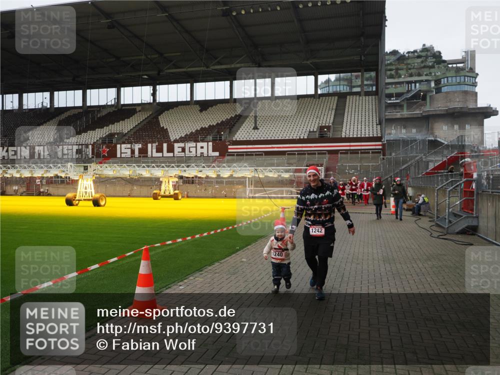 07.12.2025 - St. Pauli X-Mass-Run No. 15 Fabian Wolf http://msf.ph/oto/9397731 07.12.2025 10:46:48 Ziel 58, 81, 823, 2488, 2536, 2989, 2993, 4593 meine-sportfotos.de
