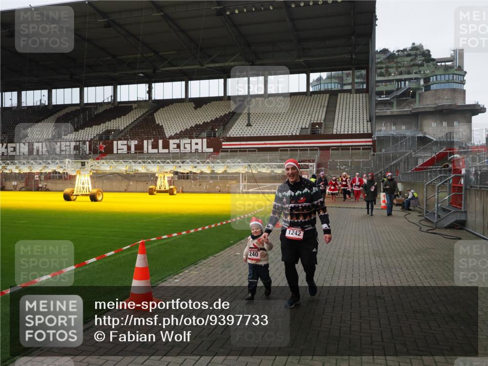 07.12.2025 - St. Pauli X-Mass-Run No. 15 Fabian Wolf http://msf.ph/oto/9397733 07.12.2025 10:46:48 Ziel 58, 81, 823, 2488, 2536, 2989, 2993, 4593 meine-sportfotos.de
