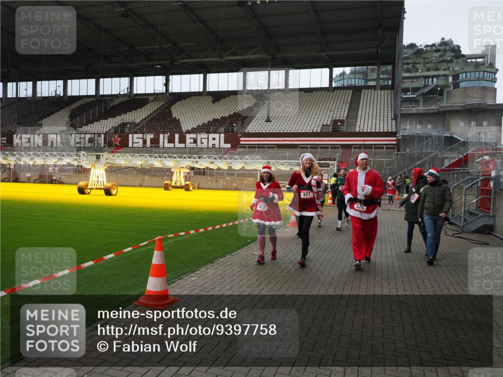 07.12.2025 - St. Pauli X-Mass-Run No. 15 Fabian Wolf http://msf.ph/oto/9397758 07.12.2025 10:46:56 Ziel 821, 823, 824, 1359, 1362, 1747, 1750, 1872, 1875, 2957, 2989, 2993, 3123, 4593 meine-sportfotos.de