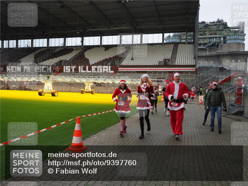 07.12.2025 - St. Pauli X-Mass-Run No. 15 Fabian Wolf http://msf.ph/oto/9397760 07.12.2025 10:46:56 Ziel 821, 823, 824, 1359, 1362, 1747, 1750, 1872, 1875, 2957, 2989, 2993, 3123, 4593 meine-sportfotos.de