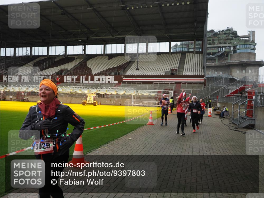 07.12.2025 - St. Pauli X-Mass-Run No. 15 Fabian Wolf http://msf.ph/oto/9397803 07.12.2025 10:47:12 Ziel 231, 1171, 1750, 1819, 2115, 2200, 2683, 2684, 2957, 3029, 3123, 3344 meine-sportfotos.de