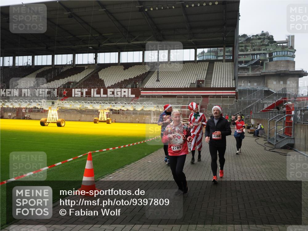 07.12.2025 - St. Pauli X-Mass-Run No. 15 Fabian Wolf http://msf.ph/oto/9397809 07.12.2025 10:47:14 Ziel 231, 1171, 1750, 1819, 2115, 2200, 2683, 2684, 2957, 3029, 3123, 3344 meine-sportfotos.de