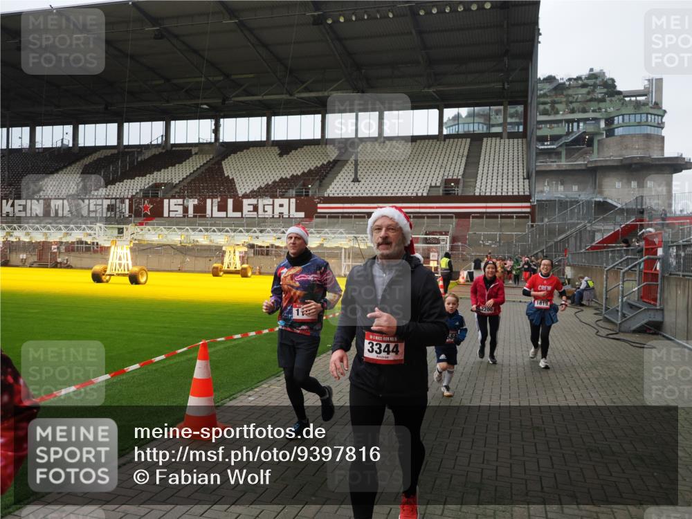 07.12.2025 - St. Pauli X-Mass-Run No. 15 Fabian Wolf http://msf.ph/oto/9397816 07.12.2025 10:47:15 Ziel 231, 1171, 1819, 2115, 2200, 2683, 2684, 2957, 3029, 3123, 3344 meine-sportfotos.de
