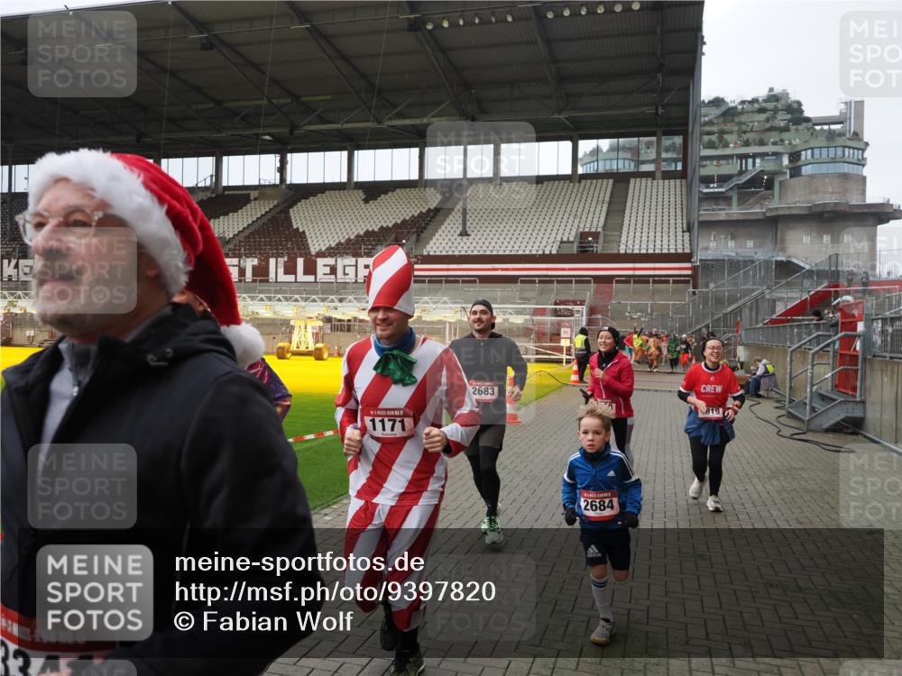 07.12.2025 - St. Pauli X-Mass-Run No. 15 Fabian Wolf http://msf.ph/oto/9397820 07.12.2025 10:47:16 Ziel 231, 1171, 1819, 2115, 2200, 2683, 2684, 2957, 3029, 3344 meine-sportfotos.de