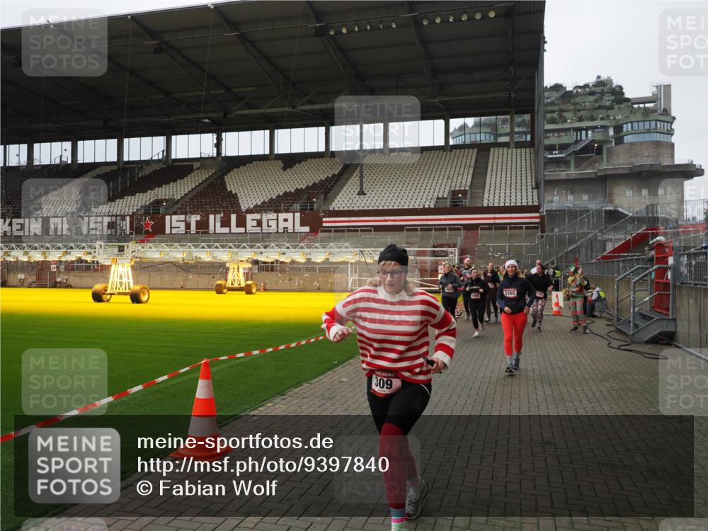 07.12.2025 - St. Pauli X-Mass-Run No. 15 Fabian Wolf http://msf.ph/oto/9397840 07.12.2025 10:47:27 Ziel 60, 78, 309, 522, 523, 1182, 1819, 1847, 1848, 1863, 2200, 2683, 2684, 3101, 3102, 3104, 3105, 3360, 4853, 4868, 4869 meine-sportfotos.de