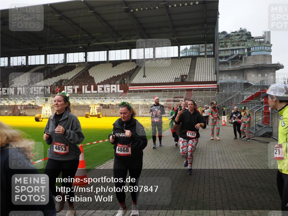 07.12.2025 - St. Pauli X-Mass-Run No. 15 Fabian Wolf http://msf.ph/oto/9397847 07.12.2025 10:47:31 Ziel 60, 78, 309, 522, 523, 1182, 1847, 1848, 1863, 3101, 3102, 3104, 3105, 3360, 4853, 4868, 4869 meine-sportfotos.de
