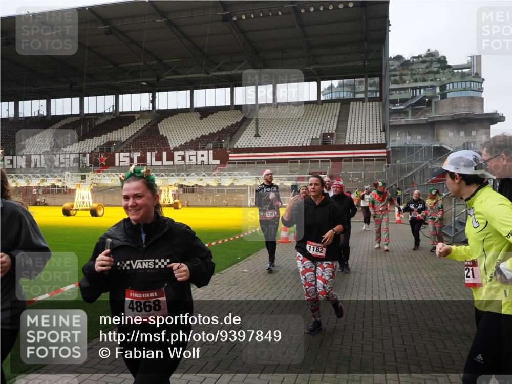07.12.2025 - St. Pauli X-Mass-Run No. 15 Fabian Wolf http://msf.ph/oto/9397849 07.12.2025 10:47:32 Ziel 60, 78, 309, 522, 523, 1182, 1847, 1848, 1863, 2690, 3101, 3102, 3104, 3105, 3360, 4853, 4868, 4869 meine-sportfotos.de