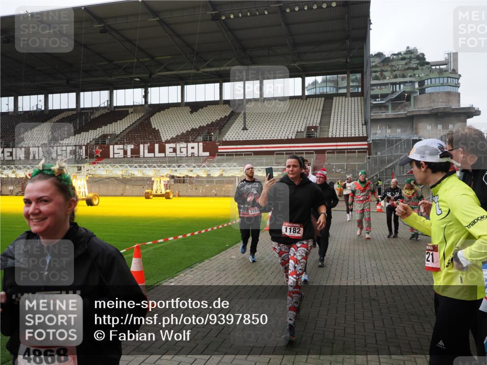 07.12.2025 - St. Pauli X-Mass-Run No. 15 Fabian Wolf http://msf.ph/oto/9397850 07.12.2025 10:47:32 Ziel 60, 78, 309, 522, 523, 1182, 1847, 1848, 1863, 2690, 3101, 3102, 3104, 3105, 3360, 4853, 4868, 4869 meine-sportfotos.de