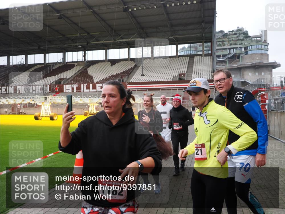 07.12.2025 - St. Pauli X-Mass-Run No. 15 Fabian Wolf http://msf.ph/oto/9397851 07.12.2025 10:47:33 Ziel 60, 78, 309, 522, 523, 1182, 1847, 1848, 1863, 2690, 3101, 3102, 3104, 3105, 3360, 4853, 4868, 4869 meine-sportfotos.de