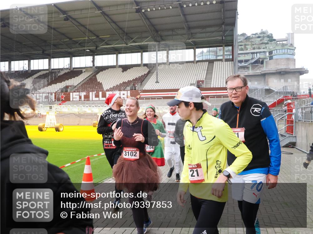 07.12.2025 - St. Pauli X-Mass-Run No. 15 Fabian Wolf http://msf.ph/oto/9397853 07.12.2025 10:47:33 Ziel 60, 78, 309, 522, 523, 1182, 1847, 1848, 1863, 2690, 3101, 3102, 3104, 3105, 3360, 4853, 4868, 4869 meine-sportfotos.de