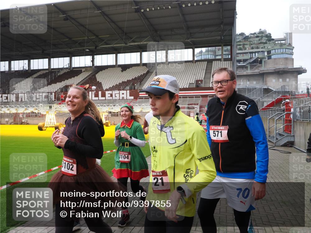 07.12.2025 - St. Pauli X-Mass-Run No. 15 Fabian Wolf http://msf.ph/oto/9397855 07.12.2025 10:47:34 Ziel 60, 78, 309, 522, 523, 1182, 1847, 1848, 1863, 2690, 3101, 3102, 3104, 3105, 3360, 4615, 4618, 4853, 4868, 4869 meine-sportfotos.de
