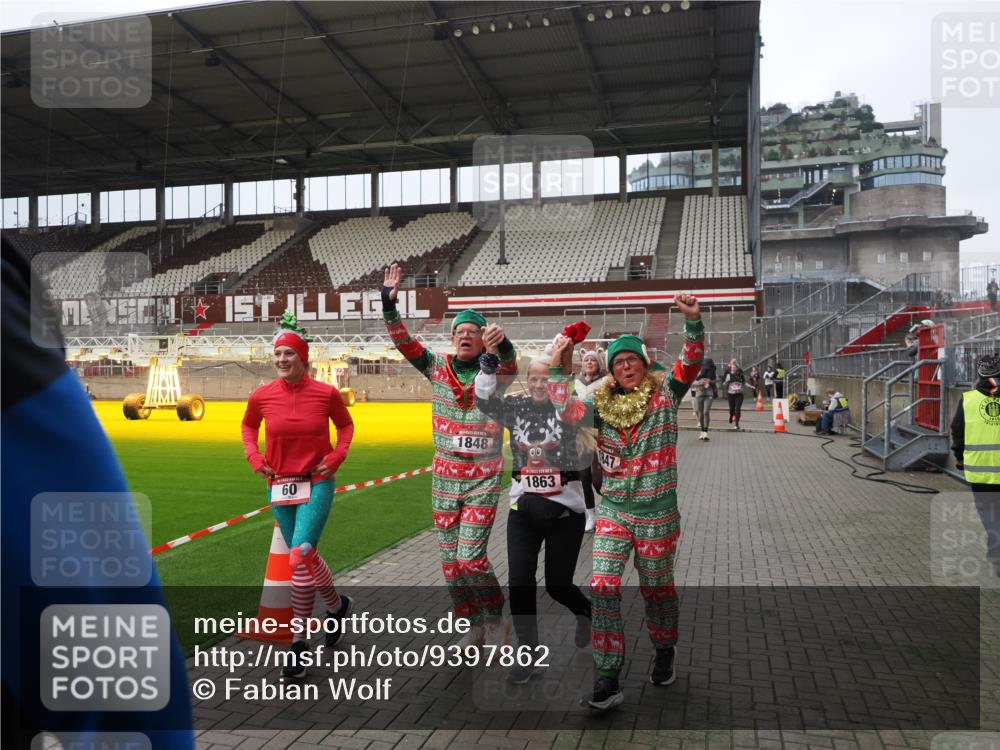 07.12.2025 - St. Pauli X-Mass-Run No. 15 Fabian Wolf http://msf.ph/oto/9397862 07.12.2025 10:47:36 Ziel 60, 78, 309, 522, 523, 1182, 1847, 1848, 1863, 2490, 2566, 2690, 3101, 3102, 3104, 3105, 3360, 4615, 4618, 4853, 4868, 4869 meine-sportfotos.de