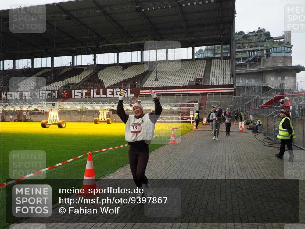 07.12.2025 - St. Pauli X-Mass-Run No. 15 Fabian Wolf http://msf.ph/oto/9397867 07.12.2025 10:47:37 Ziel 60, 78, 309, 522, 523, 1182, 1847, 1848, 1863, 2490, 2566, 2690, 3101, 3102, 3104, 3105, 3360, 4615, 4618, 4853, 4868, 4869 meine-sportfotos.de