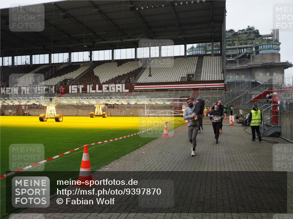 07.12.2025 - St. Pauli X-Mass-Run No. 15 Fabian Wolf http://msf.ph/oto/9397870 07.12.2025 10:47:40 Ziel 60, 78, 1182, 1555, 1847, 1848, 1863, 2490, 2566, 2690, 3101, 3102, 3104, 3105, 4072, 4615, 4618, 4853, 4868, 4869 meine-sportfotos.de