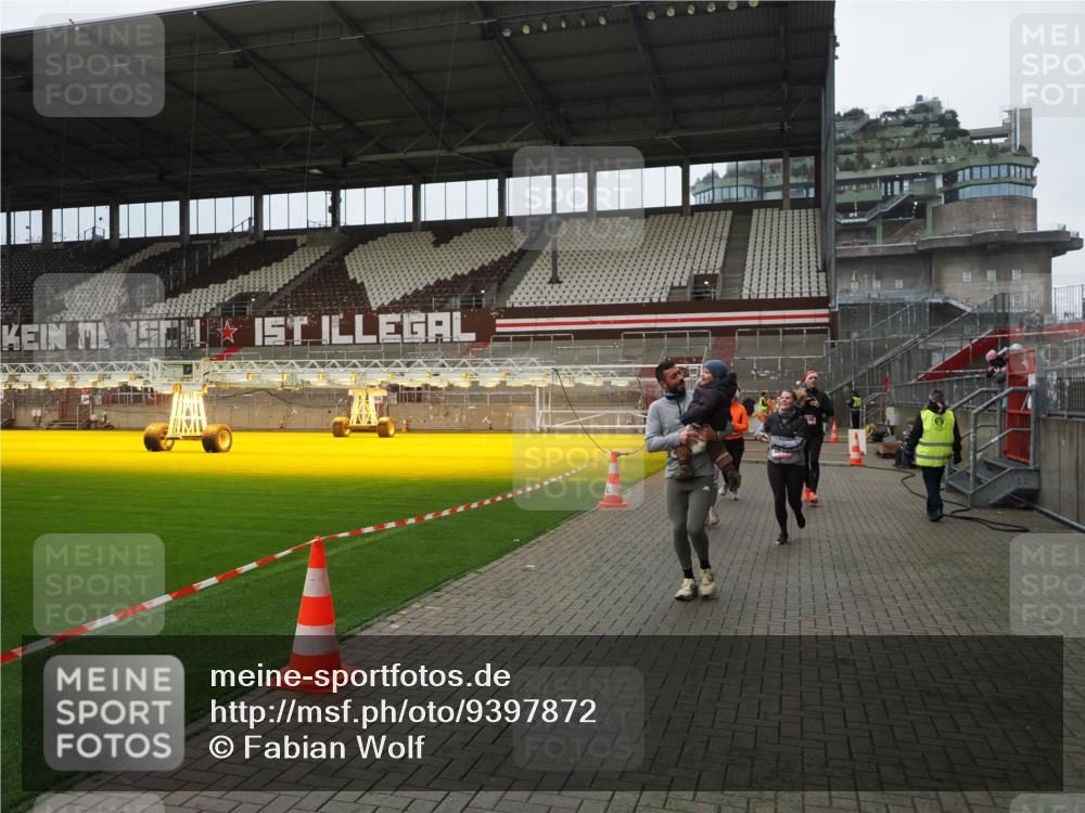07.12.2025 - St. Pauli X-Mass-Run No. 15 Fabian Wolf http://msf.ph/oto/9397872 07.12.2025 10:47:40 Ziel 60, 78, 1182, 1555, 1847, 1848, 1863, 2490, 2566, 2690, 3101, 3102, 3104, 3105, 4072, 4615, 4618, 4853, 4868, 4869 meine-sportfotos.de
