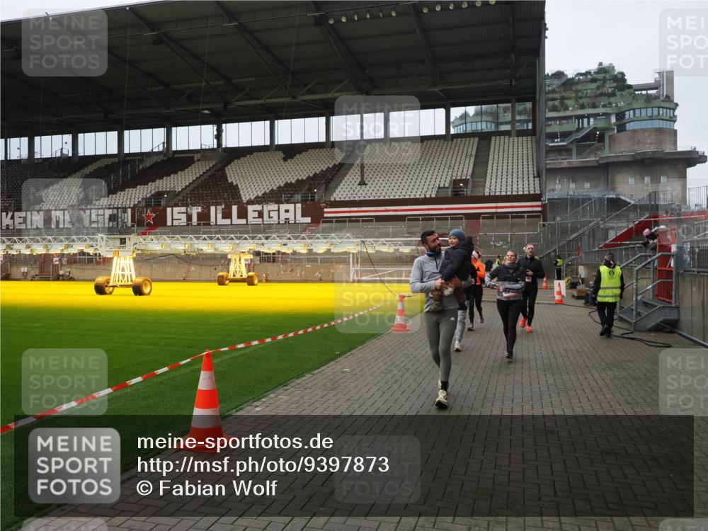 07.12.2025 - St. Pauli X-Mass-Run No. 15 Fabian Wolf http://msf.ph/oto/9397873 07.12.2025 10:47:40 Ziel 60, 78, 1182, 1555, 1847, 1848, 1863, 2490, 2566, 2690, 3101, 3102, 3104, 3105, 4072, 4615, 4618, 4853, 4868, 4869 meine-sportfotos.de