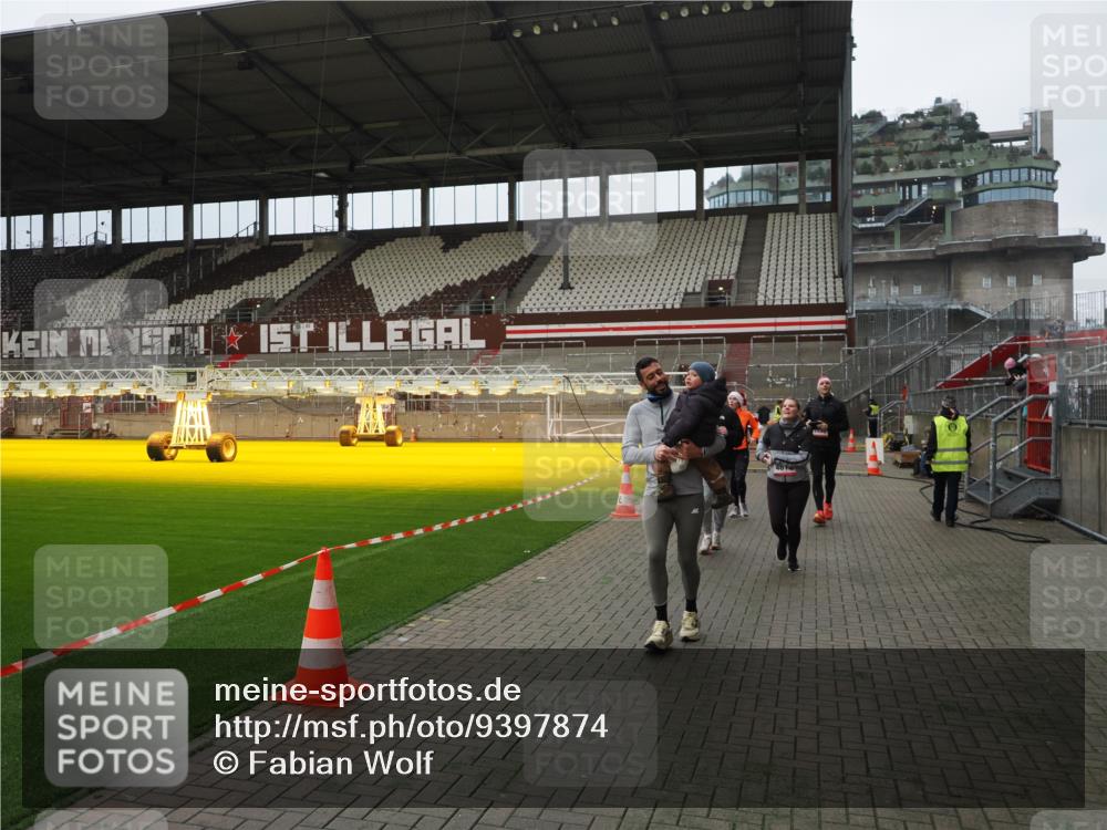 07.12.2025 - St. Pauli X-Mass-Run No. 15 Fabian Wolf http://msf.ph/oto/9397874 07.12.2025 10:47:41 Ziel 78, 1182, 1555, 1847, 1848, 1863, 2490, 2566, 2690, 3101, 3102, 3104, 3105, 4072, 4615, 4618, 4853, 4868, 4869 meine-sportfotos.de