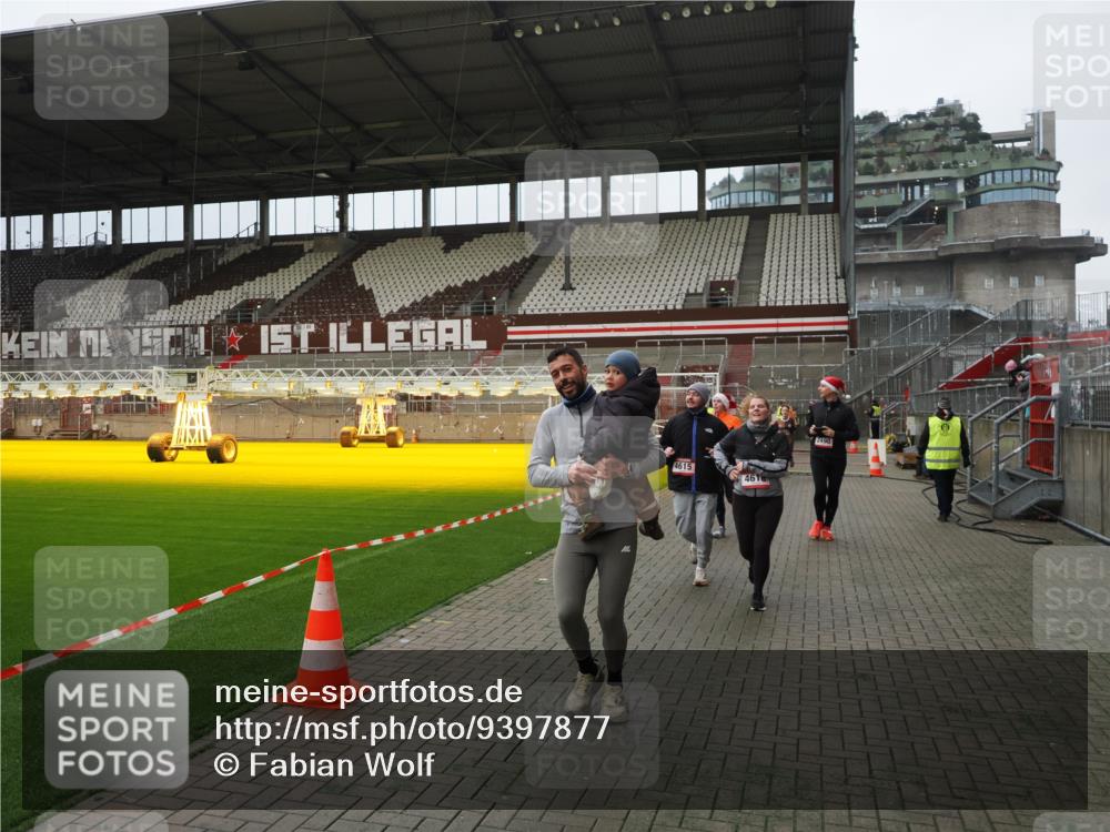 07.12.2025 - St. Pauli X-Mass-Run No. 15 Fabian Wolf http://msf.ph/oto/9397877 07.12.2025 10:47:41 Ziel 78, 1182, 1555, 1847, 1848, 1863, 2490, 2566, 2690, 3101, 3102, 3104, 3105, 4072, 4615, 4618, 4853, 4868, 4869 meine-sportfotos.de