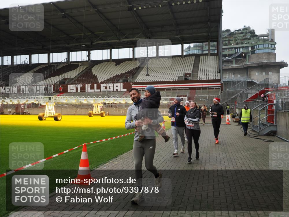 07.12.2025 - St. Pauli X-Mass-Run No. 15 Fabian Wolf http://msf.ph/oto/9397878 07.12.2025 10:47:41 Ziel 78, 1182, 1555, 1847, 1848, 1863, 2490, 2566, 2690, 3101, 3102, 3104, 3105, 4072, 4615, 4618, 4853, 4868, 4869 meine-sportfotos.de