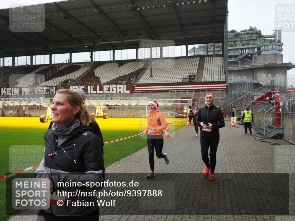 07.12.2025 - St. Pauli X-Mass-Run No. 15 Fabian Wolf http://msf.ph/oto/9397888 07.12.2025 10:47:43 Ziel 78, 1555, 2490, 2566, 2690, 3101, 3102, 3104, 3105, 4072, 4615, 4618, 4863, 4869 meine-sportfotos.de