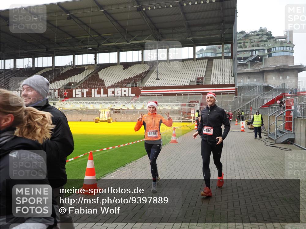 07.12.2025 - St. Pauli X-Mass-Run No. 15 Fabian Wolf http://msf.ph/oto/9397889 07.12.2025 10:47:44 Ziel 78, 1555, 2490, 2566, 2690, 3104, 3105, 4072, 4615, 4618, 4863 meine-sportfotos.de