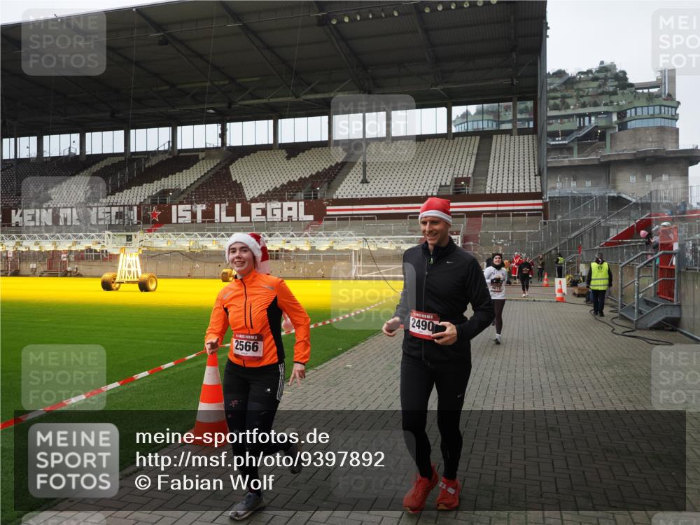 07.12.2025 - St. Pauli X-Mass-Run No. 15 Fabian Wolf http://msf.ph/oto/9397892 07.12.2025 10:47:44 Ziel 78, 1555, 2490, 2566, 2690, 3104, 3105, 4072, 4615, 4618, 4863 meine-sportfotos.de