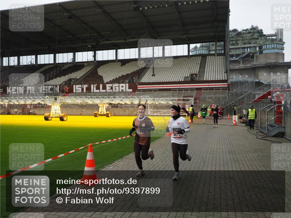 07.12.2025 - St. Pauli X-Mass-Run No. 15 Fabian Wolf http://msf.ph/oto/9397899 07.12.2025 10:47:46 Ziel 78, 282, 1555, 2490, 2566, 2690, 4072, 4615, 4618, 4863 meine-sportfotos.de