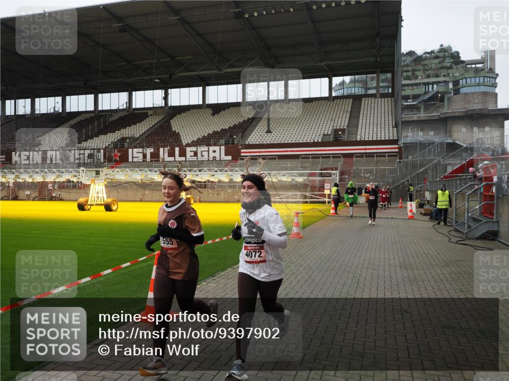 07.12.2025 - St. Pauli X-Mass-Run No. 15 Fabian Wolf http://msf.ph/oto/9397902 07.12.2025 10:47:47 Ziel 282, 513, 553, 1555, 2490, 2566, 2690, 4072, 4615, 4618, 4863 meine-sportfotos.de