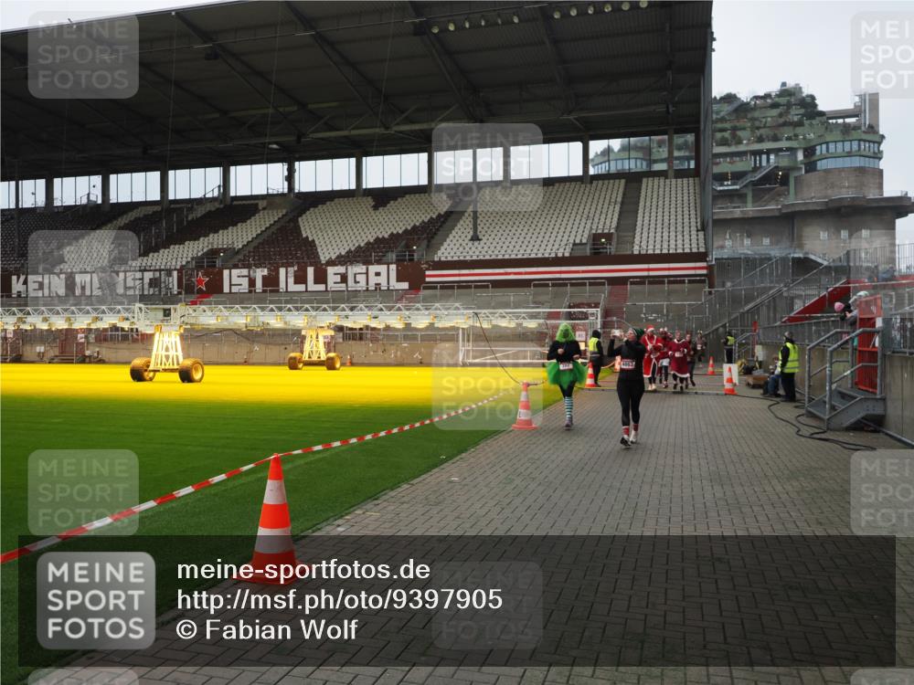 07.12.2025 - St. Pauli X-Mass-Run No. 15 Fabian Wolf http://msf.ph/oto/9397905 07.12.2025 10:47:49 Ziel 282, 513, 553, 1555, 2490, 2566, 2608, 2611, 2690, 4072, 4615, 4618, 4863 meine-sportfotos.de
