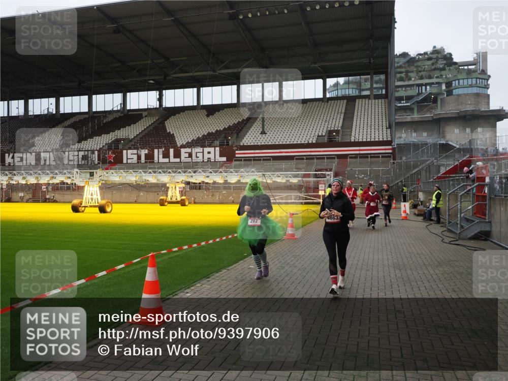 07.12.2025 - St. Pauli X-Mass-Run No. 15 Fabian Wolf http://msf.ph/oto/9397906 07.12.2025 10:47:51 Ziel 282, 513, 553, 1555, 2490, 2566, 2608, 2611, 2690, 4072, 4615, 4618, 4863 meine-sportfotos.de