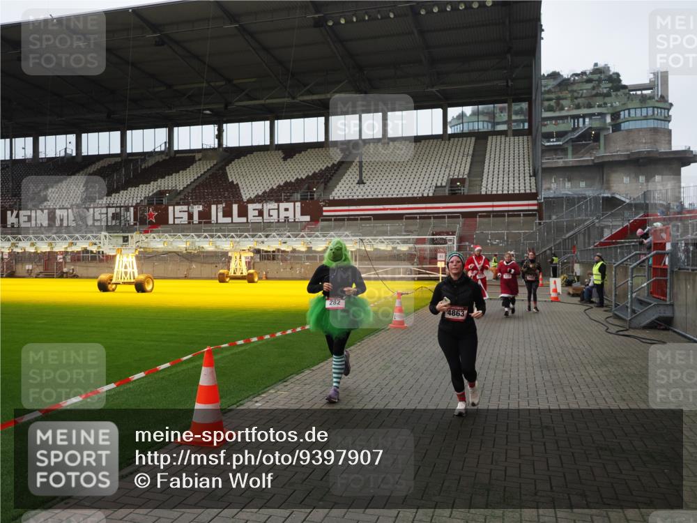 07.12.2025 - St. Pauli X-Mass-Run No. 15 Fabian Wolf http://msf.ph/oto/9397907 07.12.2025 10:47:52 Ziel 282, 513, 553, 1555, 2490, 2566, 2608, 2611, 2690, 4072, 4615, 4618, 4863 meine-sportfotos.de