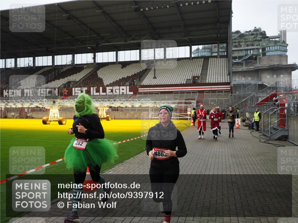 07.12.2025 - St. Pauli X-Mass-Run No. 15 Fabian Wolf http://msf.ph/oto/9397912 07.12.2025 10:47:53 Ziel 282, 513, 553, 1555, 2490, 2566, 2608, 2611, 4072, 4615, 4618, 4863 meine-sportfotos.de