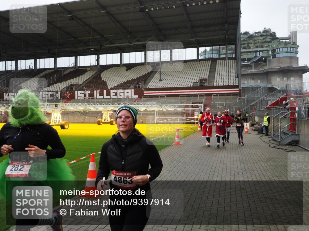 07.12.2025 - St. Pauli X-Mass-Run No. 15 Fabian Wolf http://msf.ph/oto/9397914 07.12.2025 10:47:53 Ziel 282, 513, 553, 1555, 2490, 2566, 2608, 2611, 4072, 4615, 4618, 4863 meine-sportfotos.de