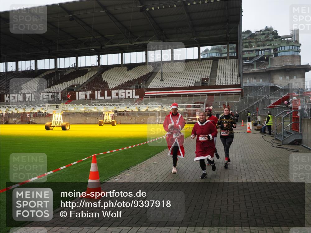 07.12.2025 - St. Pauli X-Mass-Run No. 15 Fabian Wolf http://msf.ph/oto/9397918 07.12.2025 10:47:55 Ziel 282, 472, 513, 553, 1555, 2490, 2566, 2608, 2611, 4072, 4863 meine-sportfotos.de