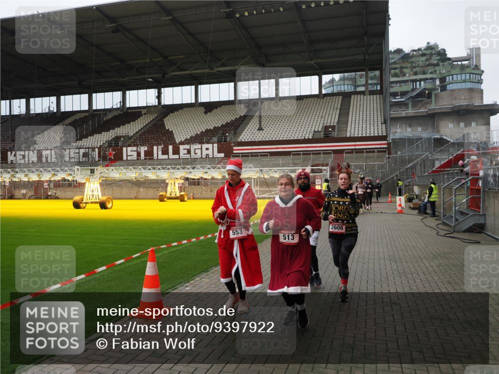 07.12.2025 - St. Pauli X-Mass-Run No. 15 Fabian Wolf http://msf.ph/oto/9397922 07.12.2025 10:47:56 Ziel 282, 472, 513, 553, 1555, 2608, 2611, 4072, 4863 meine-sportfotos.de