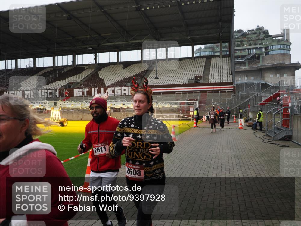07.12.2025 - St. Pauli X-Mass-Run No. 15 Fabian Wolf http://msf.ph/oto/9397928 07.12.2025 10:47:57 Ziel 282, 472, 513, 553, 1555, 2608, 2611, 4072, 4863 meine-sportfotos.de