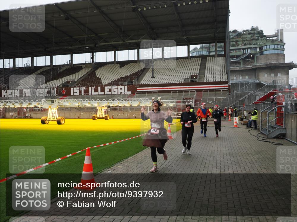07.12.2025 - St. Pauli X-Mass-Run No. 15 Fabian Wolf http://msf.ph/oto/9397932 07.12.2025 10:48:02 Ziel 282, 472, 513, 553, 1195, 2146, 2147, 2608, 2611, 4863 meine-sportfotos.de