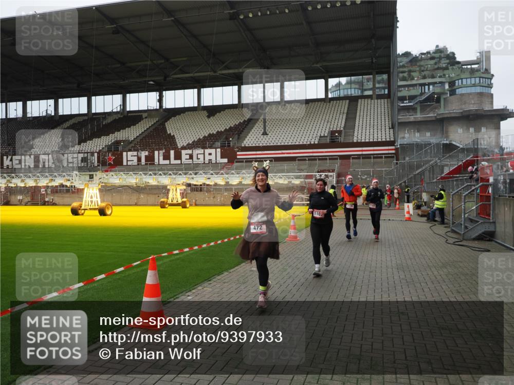 07.12.2025 - St. Pauli X-Mass-Run No. 15 Fabian Wolf http://msf.ph/oto/9397933 07.12.2025 10:48:02 Ziel 282, 472, 513, 553, 1195, 2146, 2147, 2608, 2611, 4863 meine-sportfotos.de