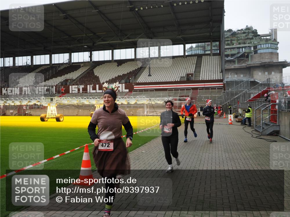 07.12.2025 - St. Pauli X-Mass-Run No. 15 Fabian Wolf http://msf.ph/oto/9397937 07.12.2025 10:48:03 Ziel 282, 472, 513, 553, 1195, 2146, 2147, 2608, 2611, 4863 meine-sportfotos.de