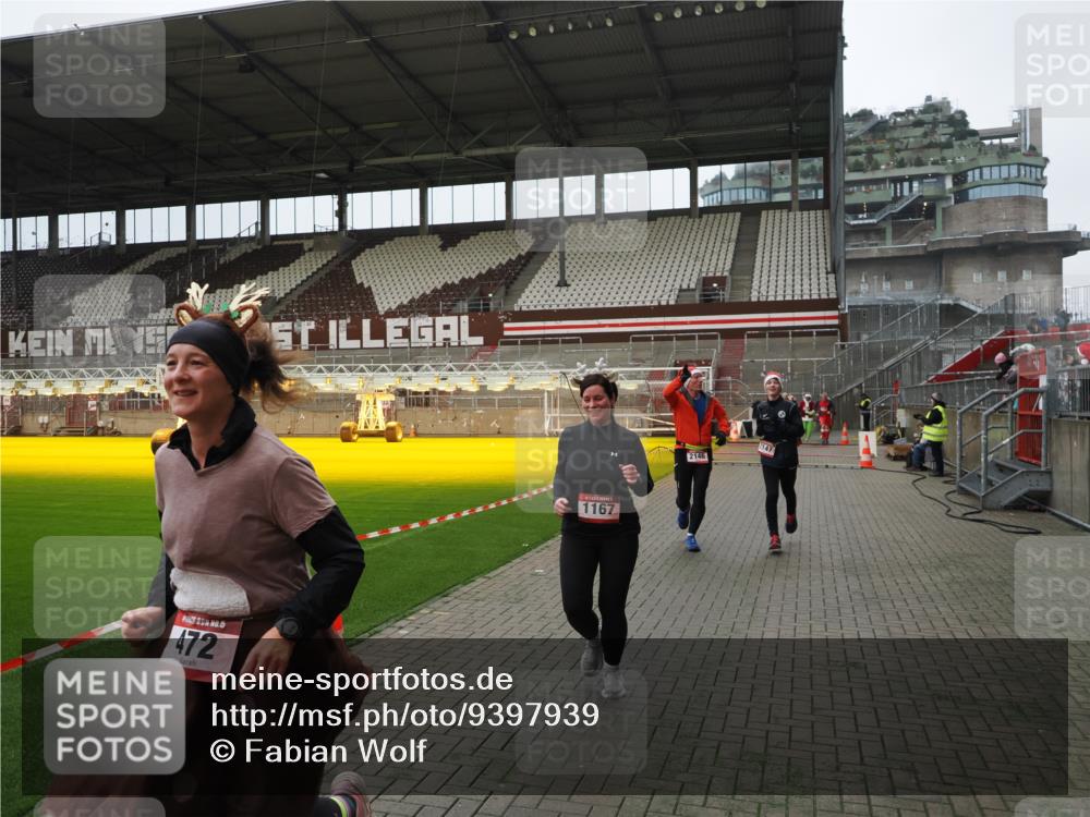 07.12.2025 - St. Pauli X-Mass-Run No. 15 Fabian Wolf http://msf.ph/oto/9397939 07.12.2025 10:48:03 Ziel 282, 472, 513, 553, 1195, 2146, 2147, 2608, 2611, 4863 meine-sportfotos.de