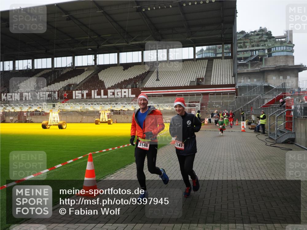 07.12.2025 - St. Pauli X-Mass-Run No. 15 Fabian Wolf http://msf.ph/oto/9397945 07.12.2025 10:48:05 Ziel 282, 472, 513, 553, 1195, 2028, 2146, 2147, 2501, 2608, 2611, 4229 meine-sportfotos.de